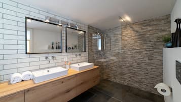 Douche, sèche-cheveux, serviettes fournies, papier toilette