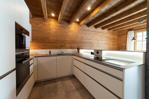 Wasserkocher mit Kaffee-/Teezubehör, Kühlschrank, Ofen, Herdplatte