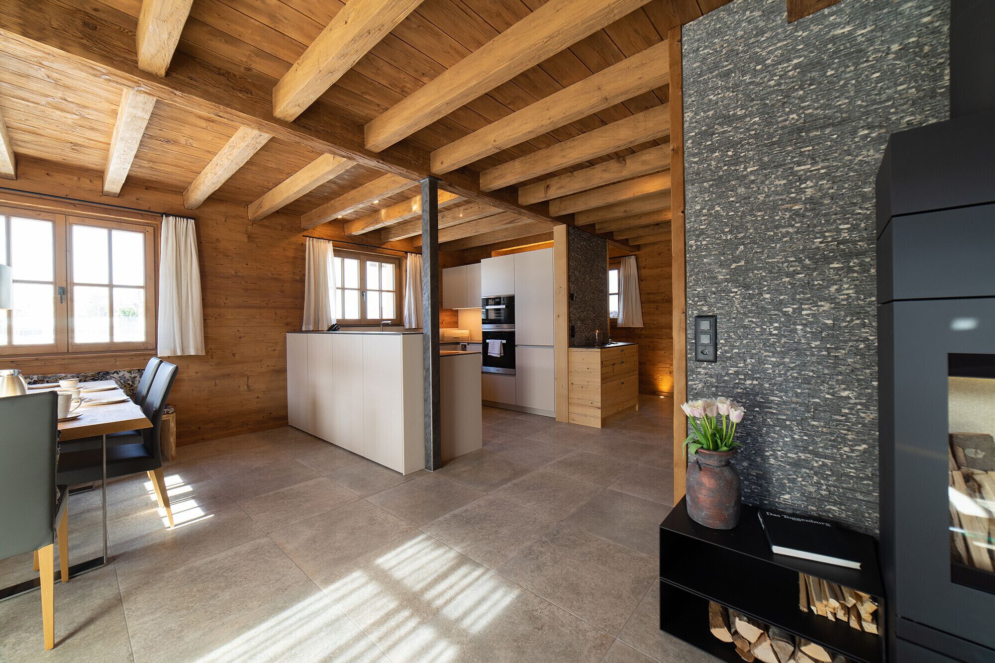 Kühlschrank, Ofen, Geschirrspüler, Wasserkocher mit Kaffee-/Teezubehör