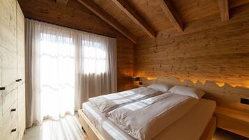 3 bedrooms, desk, travel cot, free WiFi