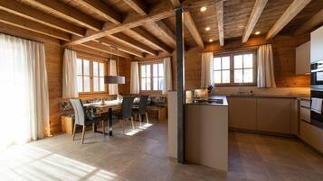 Fridge, oven, dishwasher, coffee/tea maker