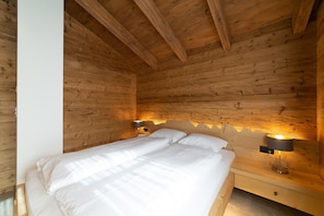 3 bedrooms, desk, travel crib, free WiFi
