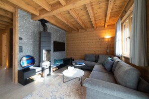 Una televisión, una chimenea