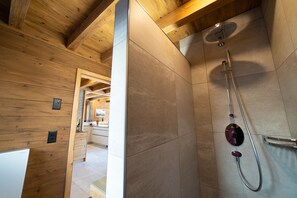 Regadera, secadora de cabello, toallas, papel de baño 