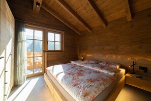 4 bedrooms, desk, travel cot, free WiFi - Hinterrugg 8-person chalet with sauna and hot tub. (Wildhaus)