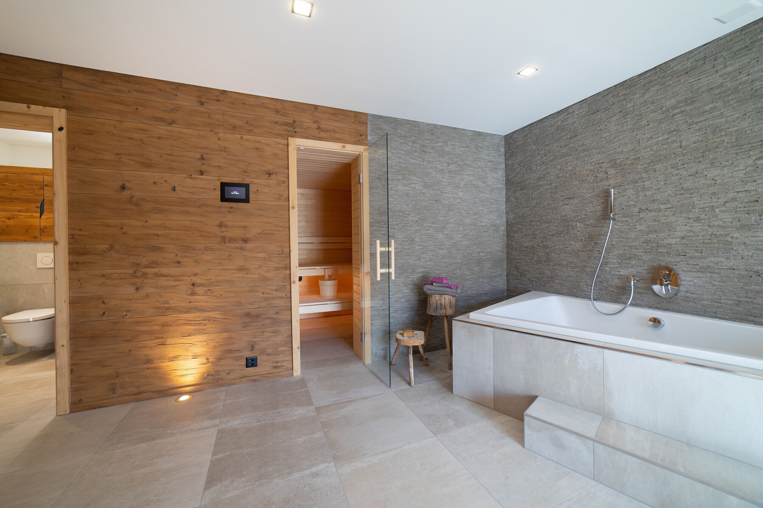 Dusche, Haartrockner, Handtücher, Toilettenpapier