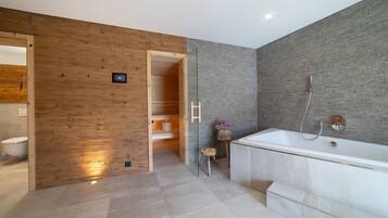 Dusche, Haartrockner, Handtücher, Toilettenpapier