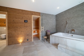Shower, hair dryer, towels, toilet paper - Hinterrugg 8-person chalet with sauna and hot tub. (Wildhaus)