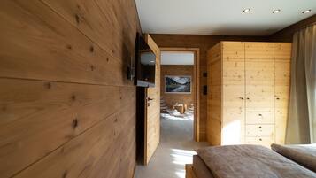 4 bedrooms, desk, travel cot, free WiFi