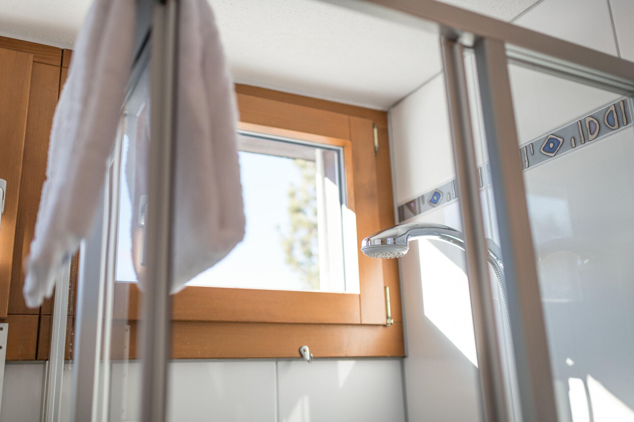 Dusche, Haartrockner, Handtücher, Toilettenpapier