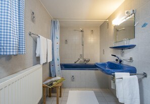 Douche, séchoir à cheveux, serviettes fournies, papier de toilette