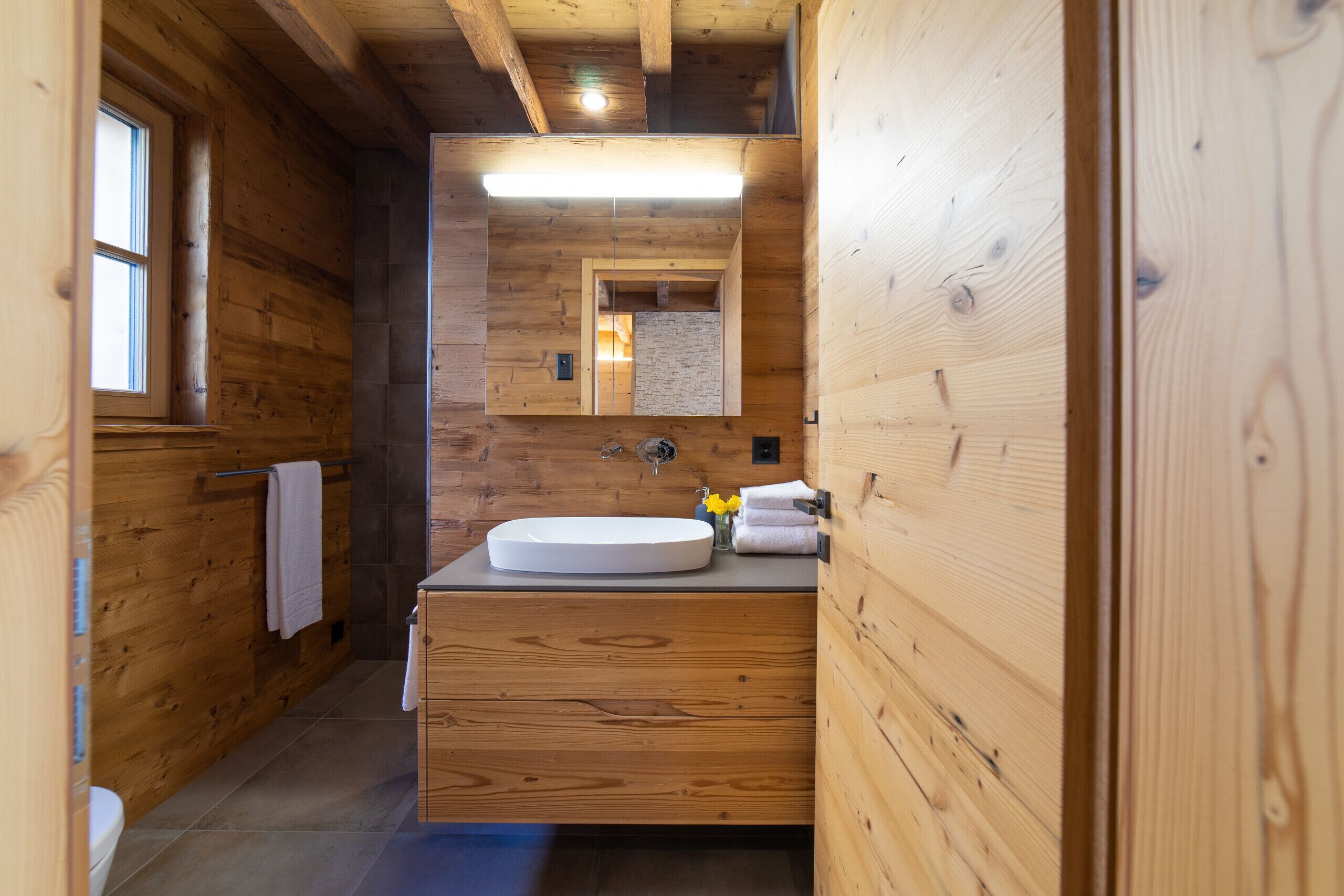 Dusche, Haartrockner, Handtücher, Toilettenpapier