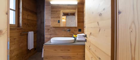 Dusche, Haartrockner, Handtücher, Toilettenpapier