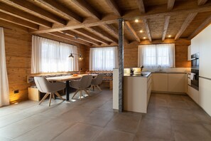 Wasserkocher mit Kaffee-/Teezubehör, Kühlschrank, Ofen, Herdplatte