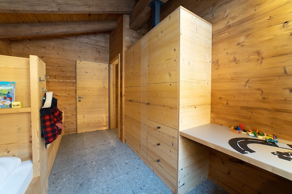 3 bedrooms, desk, travel crib, WiFi (free)
