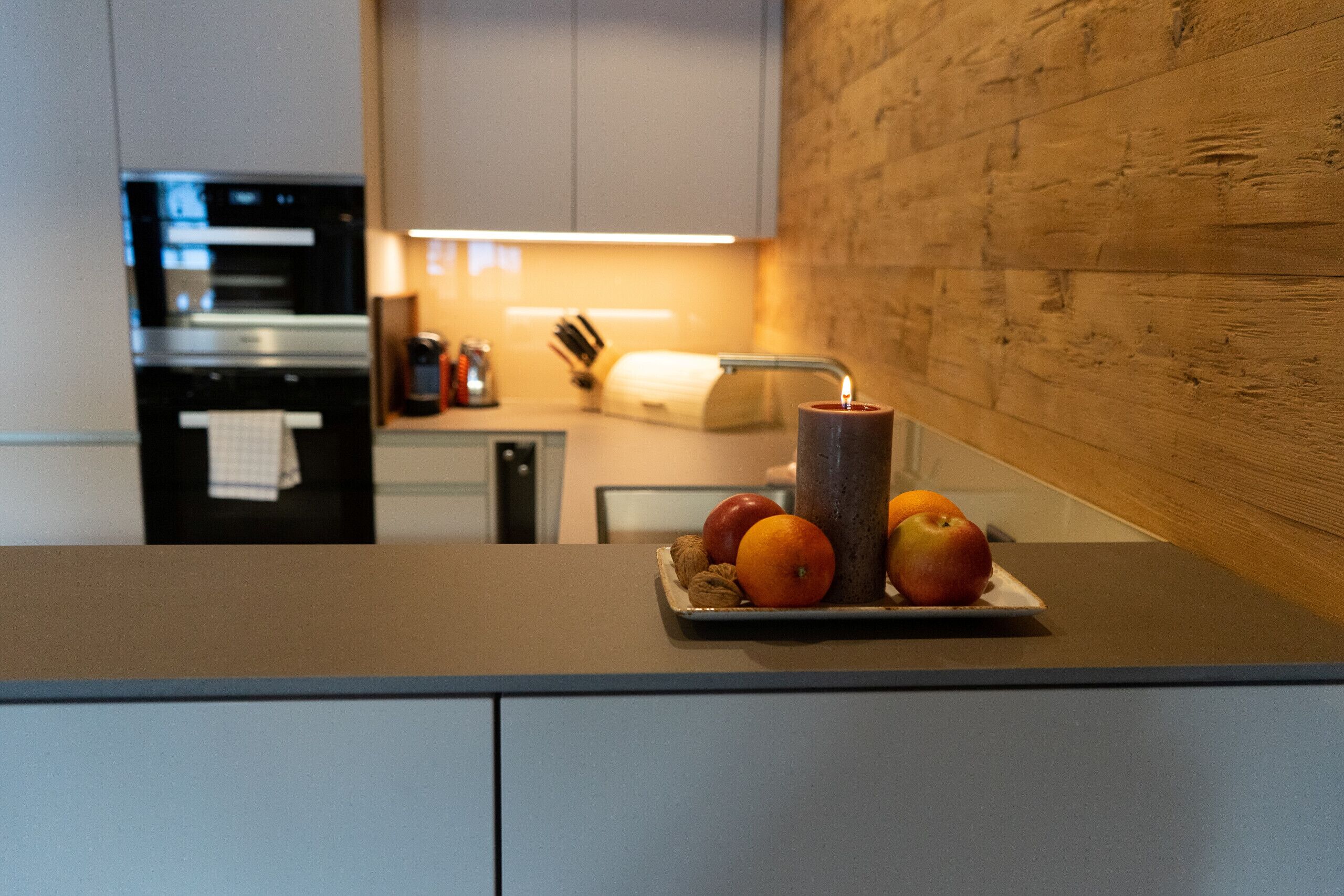 Wasserkocher mit Kaffee-/Teezubehör, Kühlschrank, Ofen, Herdplatte