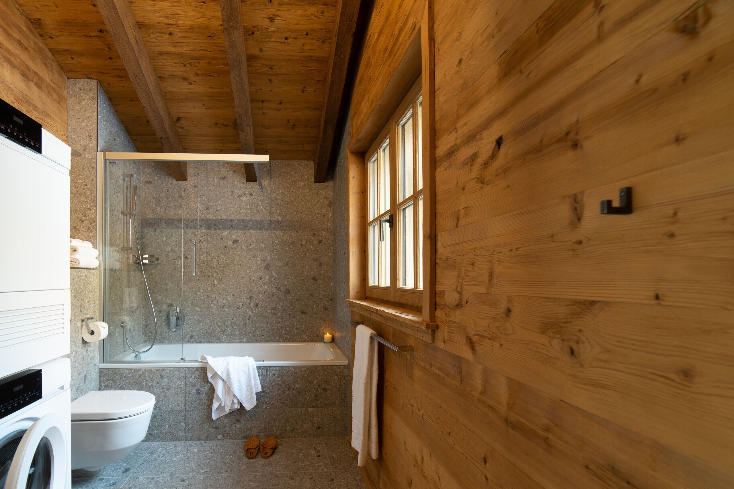 Dusche, Haartrockner, Handtücher, Toilettenpapier