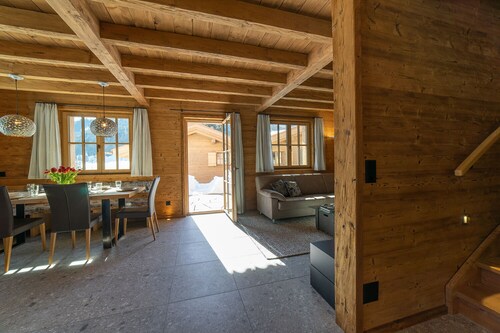 Zuestoll 4-room chalet near the mountain railways