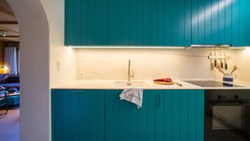 Fridge, oven, dishwasher, coffee/tea maker