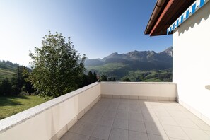 Un balcón con vistas a un paisaje montañoso.