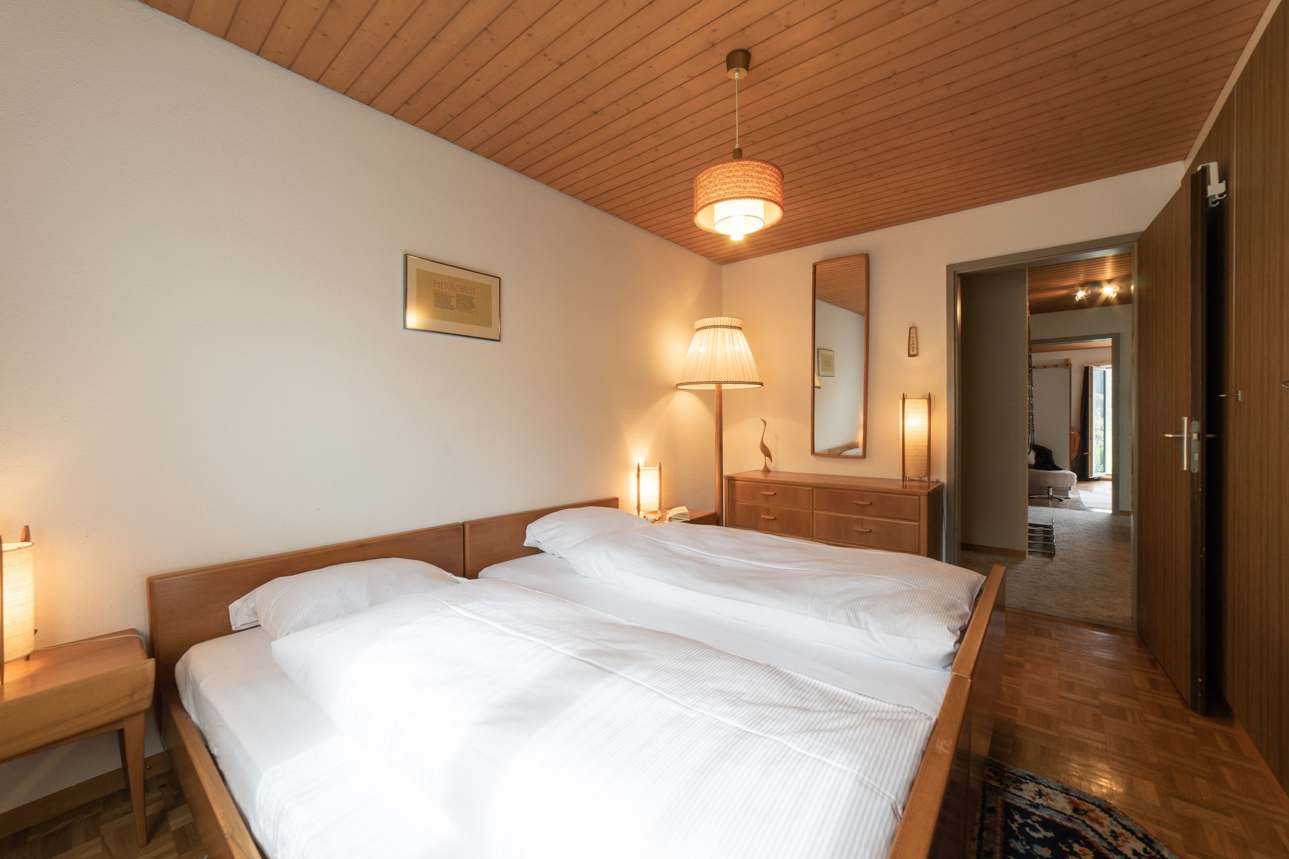 Chambre avec deux lits simples et meubles en bois