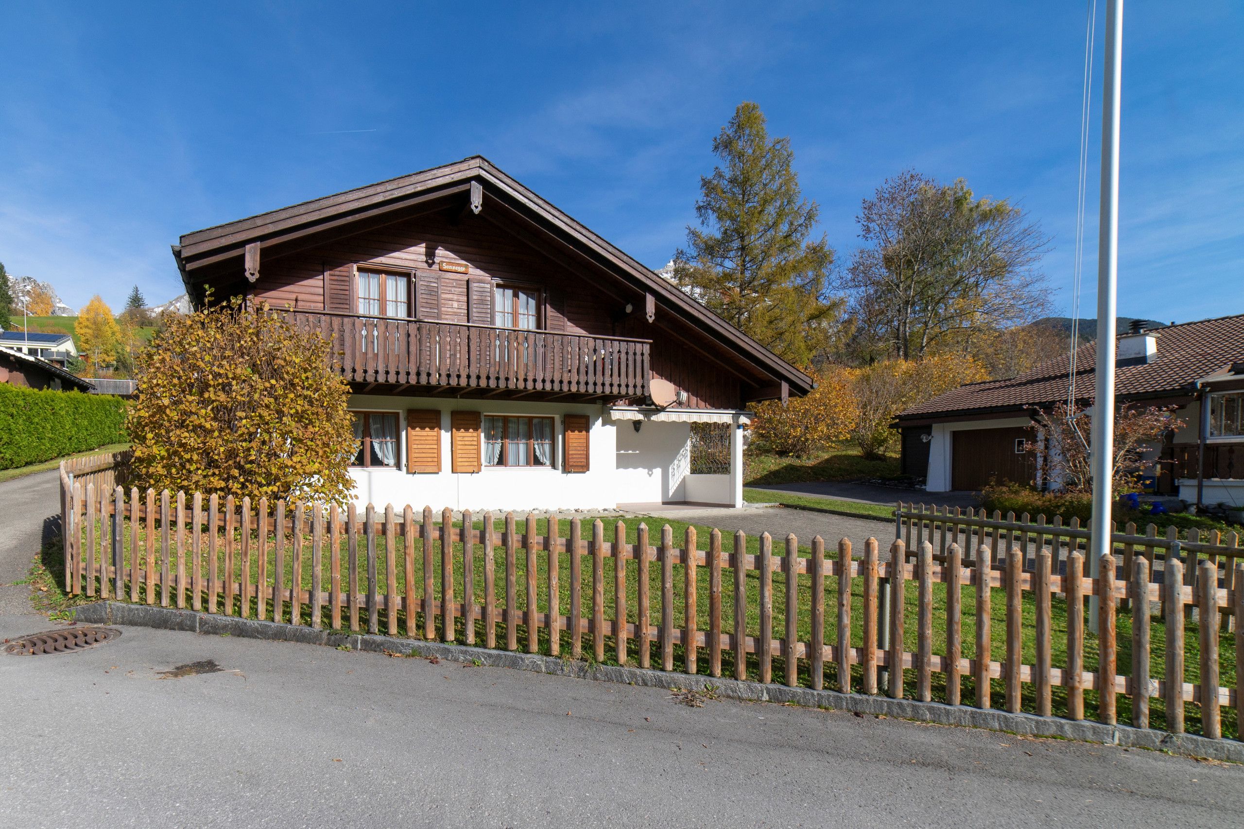 Detached chalet with balcony and fenced garden