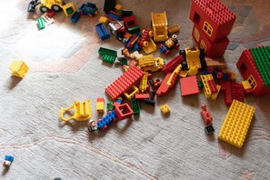 Un montón desordenado de bloques de construcción coloridos sobre una superficie con textura.