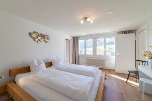 2 室のベッドルーム、旅行用ベビーベッド、WiFi (無料)、ベッドシーツ