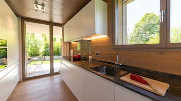 Kühlschrank, Ofen, Geschirrspüler, Wasserkocher mit Kaffee-/Teezubehör