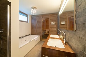 Douche, séchoir à cheveux, serviettes fournies, papier de toilette
