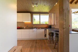 Réfrigérateur, four, lave-vaisselle, cafetière/bouilloire