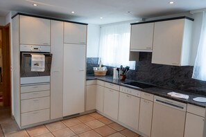 Fridge, oven, dishwasher, coffee/tea maker