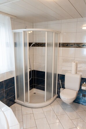 Douche, sĂšche-cheveux, serviettes fournies