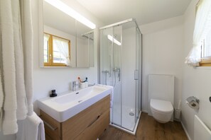 Suihku, hiustenkuivaaja, pyyhkeet