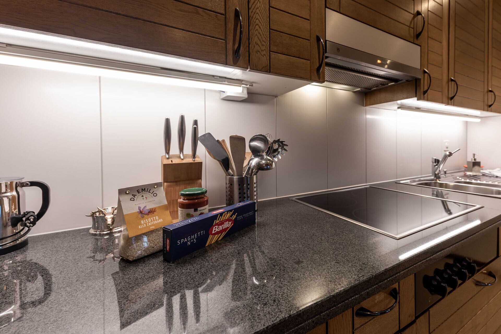 Kühlschrank, Ofen, Geschirrspüler, Wasserkocher mit Kaffee-/Teezubehör