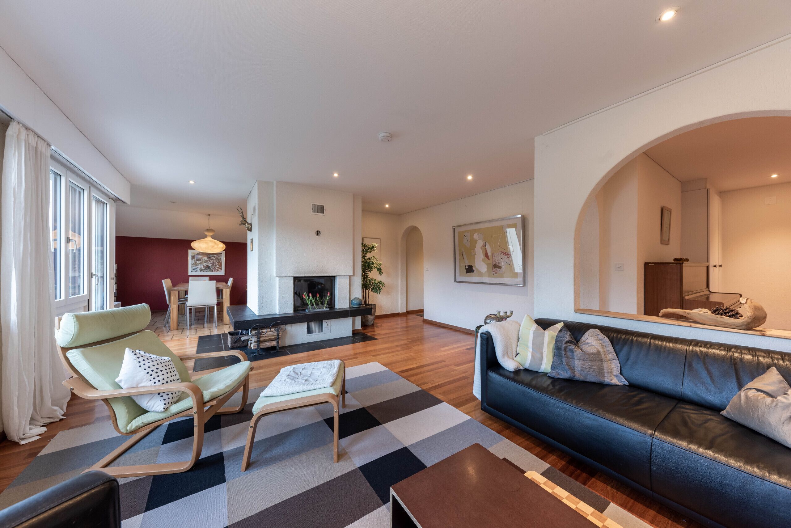 Fernseher, Kamin, DVD-Player