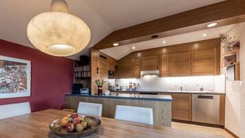 Een koelkast, een oven, een vaatwasser, een koffiezetapparaat/waterkoker