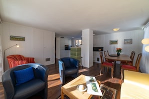 Televisión, chimenea y tenis de mesa 