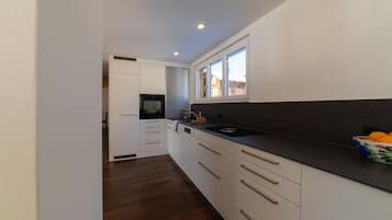 Fridge, oven, dishwasher, coffee/tea maker