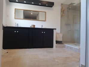シャワー、ヘアドライヤー、石鹸、トイレットペーパー