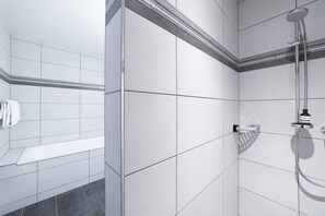 Sèche-cheveux, serviettes fournies, papier toilette