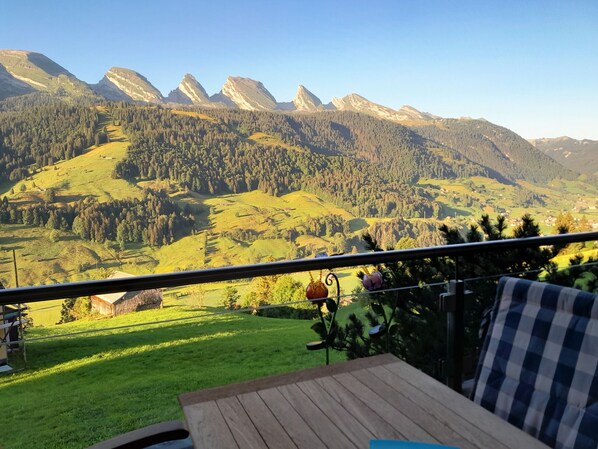 Outdoor dining - Vista Montagna 3-room holiday apartment with mountain view (Unterwasser)