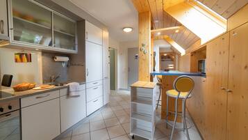 Kühlschrank, Ofen, Geschirrspüler, Wasserkocher mit Kaffee-/Teezubehör