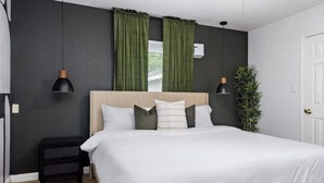 5 soverom, skrivebord, strykejern/-brett og reiseseng for barn