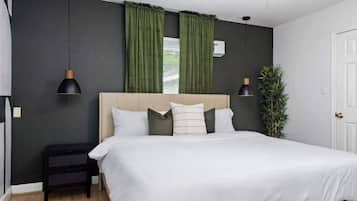 5 soverom, skrivebord, strykejern/-brett og reiseseng for barn