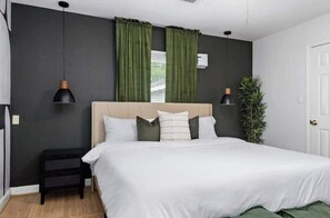 5 chambres, bureau, fer et planche à repasser, lit parapluie