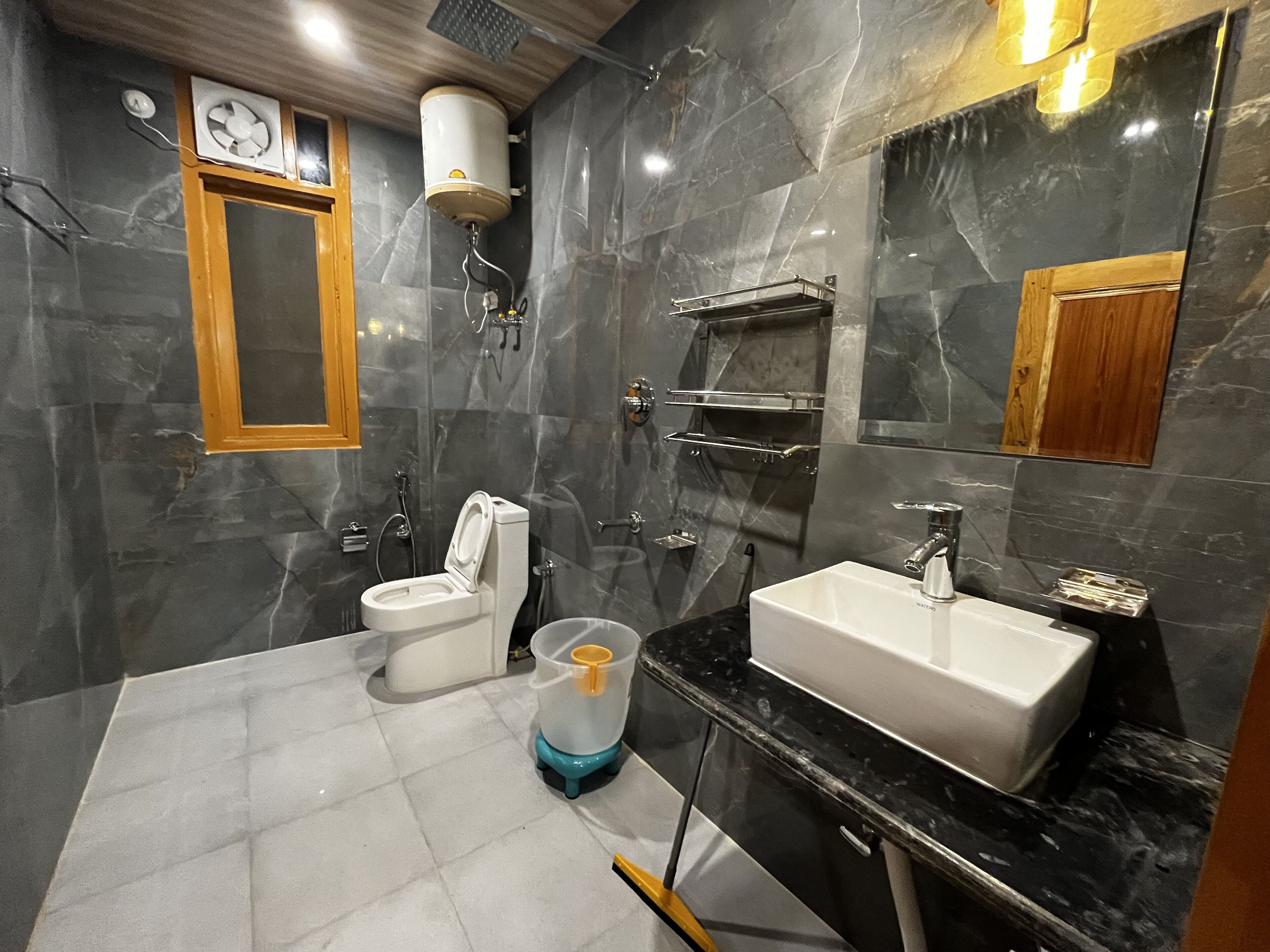 Ein modernes Badezimmer mit Toilette, Waschbecken und Dusche.