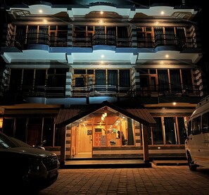 Front of property - Hotel Mid Orchard Kasol (Riverside) (Bhuntar)