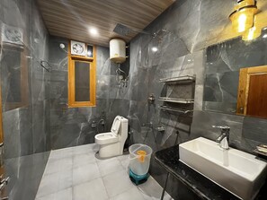 Een douche, een regendouche, gratis toiletartikelen, pantoffels
