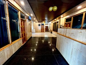 Flat-screen TV - Hotel Mid Orchard Kasol (Riverside) (Bhuntar)